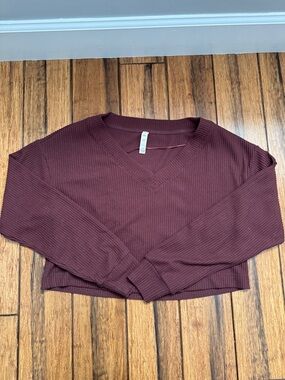 ALO Yoga Ribbed V-Neck Cropped Pullover - Wine
